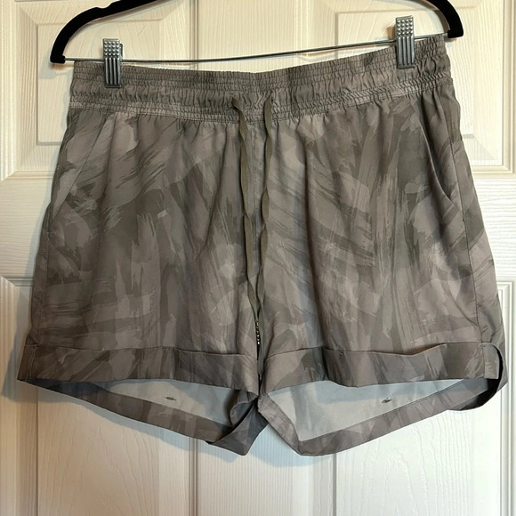 Gaiam women’s gray 2” inseam cuffed shorts size medium - Picture 1 of 8